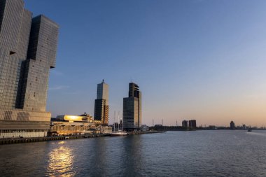 Rotterdam şehri, nehir kıyısından 'de kop van zuid' manzarası