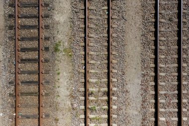 Yukarıdan gelen tren rayları ayrıntıları. Kapat.