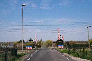 Demiryolundaki yol işaretleri bariyerle kesişiyor. Bir Avrupa ülkesinin ulaşım sisteminin organizasyonu. Rotterdam Hollanda 'da karayolu ve demiryolu taşımacılığında trafik güvenliği