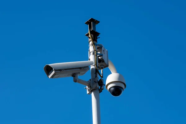 Kamera Ochrony Jest Zewnątrz Niebieskim Tle Nieba — Zdjęcie stockowe