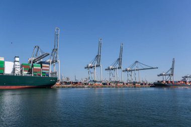 Maasvlakte 2, Rotterdam. Hollanda, MAASVLAKTE limanındaki konteyner terminalinin hava görüntüsü. Büyük bir konteynır boşaltılıyor.