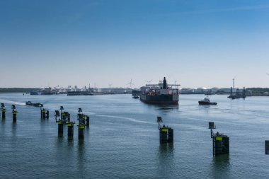 Hollanda 'nın Rotterdam Limanı' ndaki sanayi bölgesi. Rotterdam zuid holland / Hollanda ürünleri limanı Europoort / calandkanaal terminali