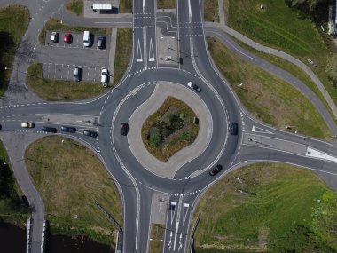 Hollanda 'nın kentsel bir bölgesindeki ana yoldaki bir kavşağın havadan aşağı görüntüsü