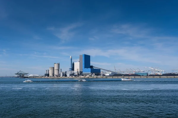 Raffinaderij Toren Petrochemische Industriële Installatie Met Bewolkte Lucht Raffinaderij Fabriek — Stockfoto