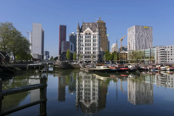 Beyaz Saray 'da tarihi tekneleri olan Oudehaven Limanı. Witte Huis ve Willemsbrug Köprüsü arkada - Rotterdam, Hollanda