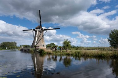 Kanalın yakınındaki geleneksel Alman yel değirmeni. Hollanda 'da. Unesco sitesi.