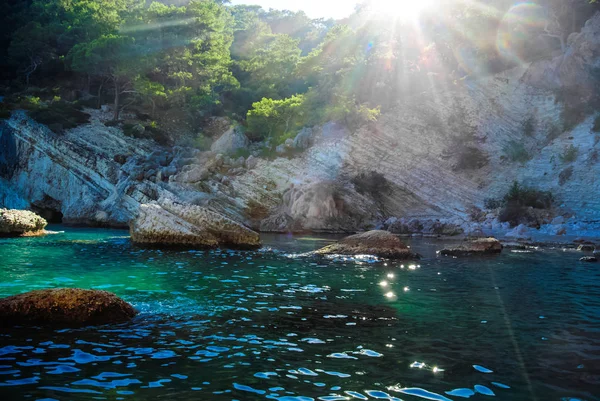 Akdeniz'in mavi Bay Dağları aşarak sihirli güneş ışığı