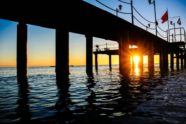 Sonnenaufgang unter dem Pier — Stockfoto