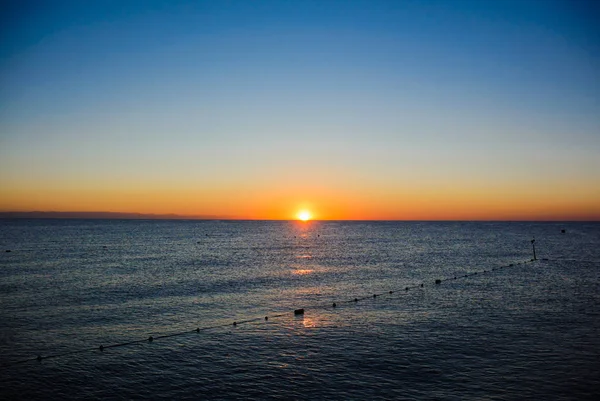 Yumuşak dalgalar deniz gündoğumu