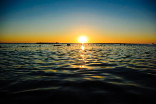 Yumuşak dalgalar deniz gündoğumu