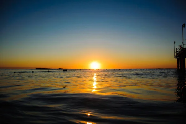 Sonnenaufgang im Meer in sanften Wellen — Stockfoto