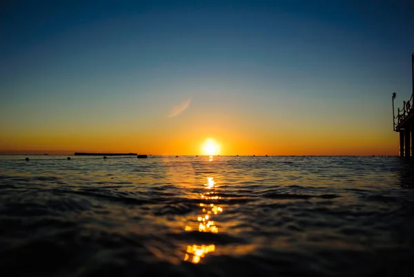 Sonnenaufgang im Meer in sanften Wellen — Stockfoto