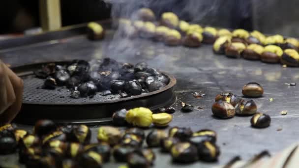 Castañas asadas en istiklal — Vídeo de stock