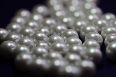 siyah bir zemin üzerine inciler