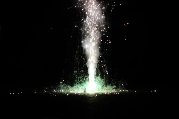 Feuerwerk oder Feuerwerkskörper während des Diwali oder Weihnachtsfestes — Stockfoto