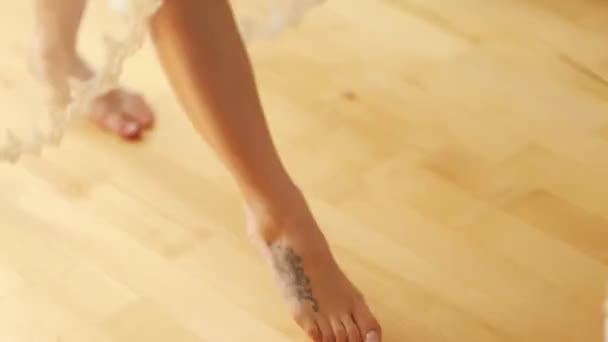 A fiatal menyasszony szép lábak — Stock videók