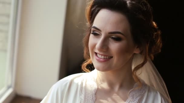Bonita novia sonriendo el día de su boda — Vídeos de Stock