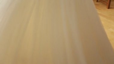 Genç gelin, güzel bacaklar