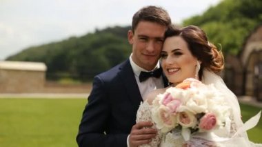 Mutlu damat ve gelin düğün öncesi