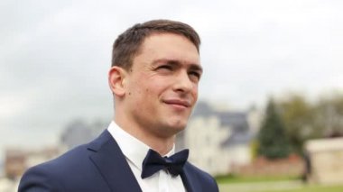 Damat ayakta ve görmek