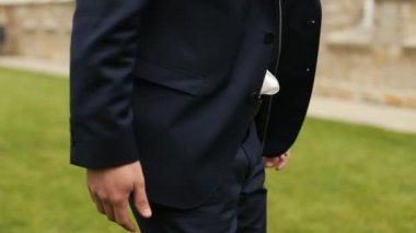 Moda damat düğün kutlama başlamadan önce k Klasik takım elbise yürüyüş ve sokak giyiyor