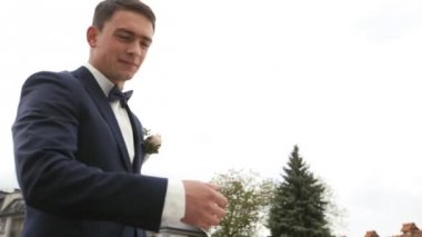 Damat açar ve arabanın kapısını güzel genç gelin için tutar