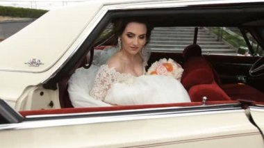 Gelini düğünden önce arabada