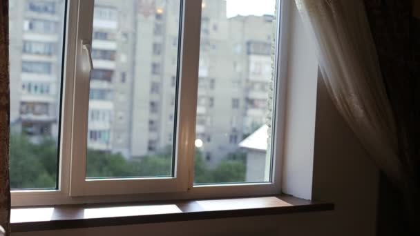 Novia ir a la ventana antes de su boda — Vídeos de Stock