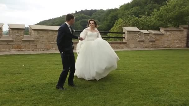 Nevěsta a ženich objímání před svatbou — Stock video