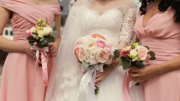 Свадебные букеты на руках невесты и ее друзей — стоковое видео