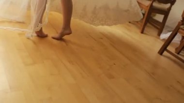 Genç gelin, güzel bacaklar