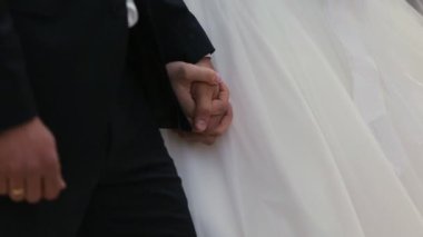 Gelin ve damat, iki eli