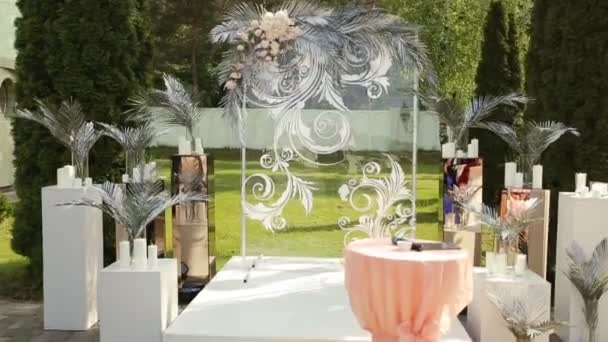 Gyönyörű fehér arch az esküvő — Stock videók