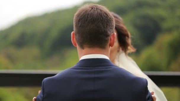 Brides dłoń na ramieniu pana młodego. Panna Młoda — Wideo stockowe