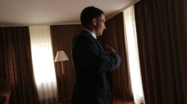 elinde düğün damat takım elbise hazırlanıyor