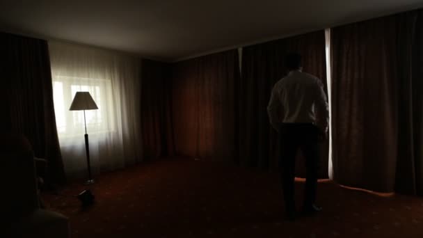 Groom abrindo as cortinas antes do casamento — Vídeo de Stock