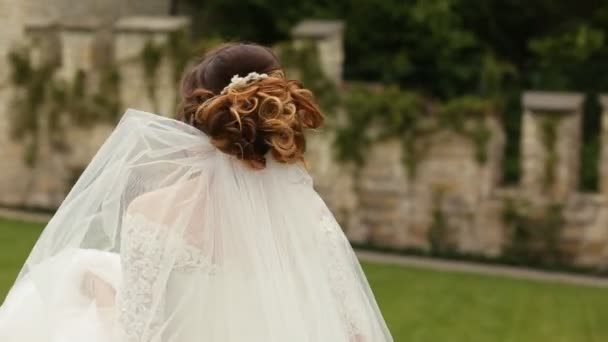 Schöne Braut lächelt vor ihrer Hochzeit — Stockvideo