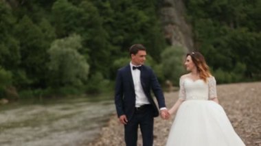 Gelin ve damat nehir kenarında elele