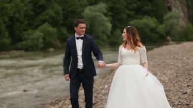 Gelin ve damat nehir kenarında elele