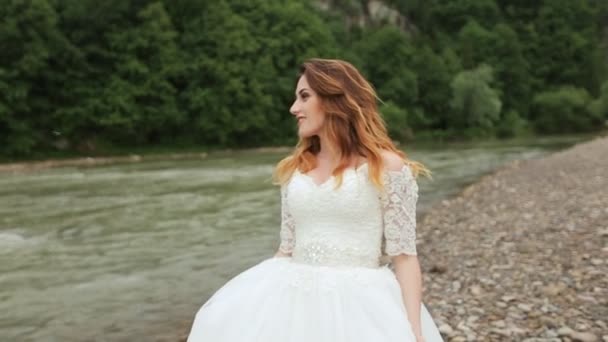 Splendida sposa vicino al fiume — Video Stock