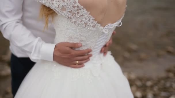 Brudgummen att hålla midjan bruden — Stockvideo
