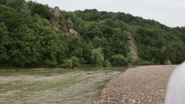 Glücklicher, stilvoller Bräutigam am Fluss stehend — Stockvideo