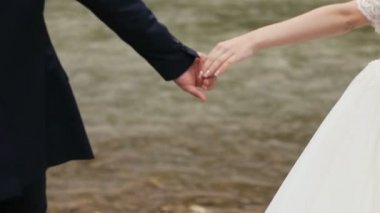 Gelin ve damat nehir kenarında elele