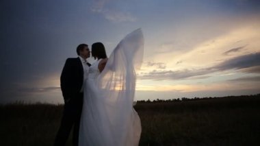 Mutlu gelin ve damat gün batımına yakın: