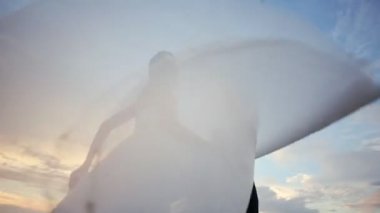 Güzel gelin damat yakınındaki