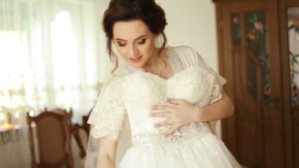 Die Braut betrachtet ihr Hochzeitskleid — Stockvideo