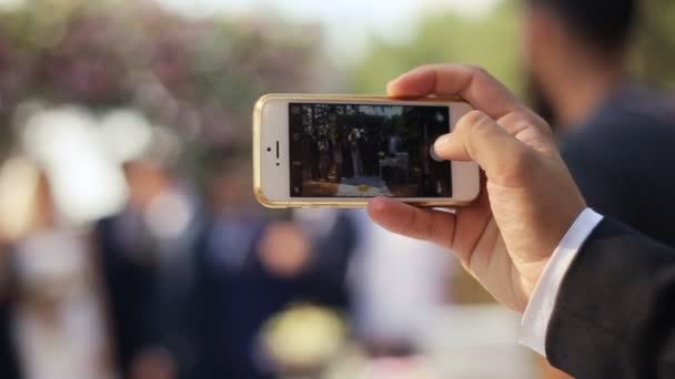 Někdo se fotografie svatební pár — Stock video