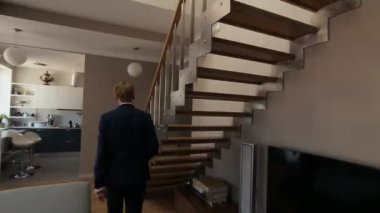 Damat ile buket merdivenlerde yükselir