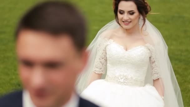 Невеста идет к жениху — стоковое видео