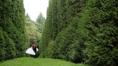 Genç çift eğleniyor ve koşuşturma ormanda